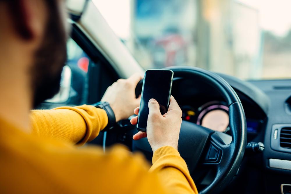 Usar celular na direção é terceira causa de mortes no trânsito do Brasil