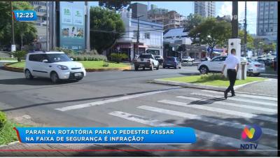 Parar na rotatória para o pedestre passar na faixa de segurança é infração?