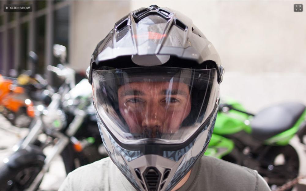 Capacete para moto não é boné; saiba como usá-lo corretamente